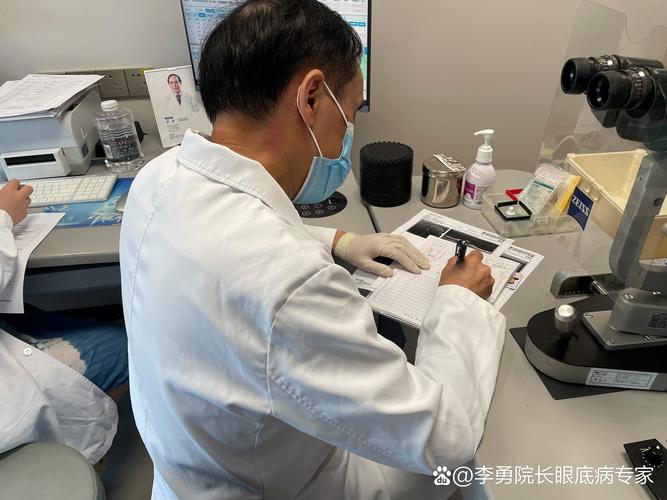 李医生皱眉看记录